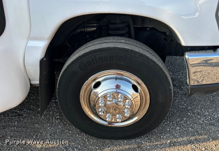 image for item EG0813 2017 Ford E350 Super Duty  shuttle bus