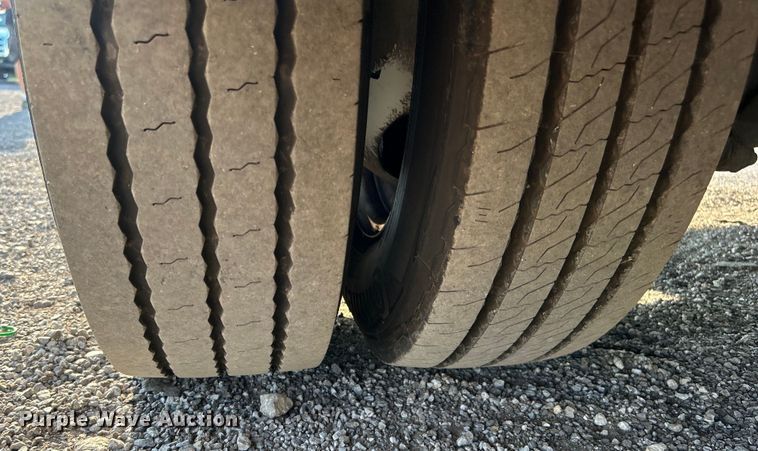 image for item EG0813 2017 Ford E350 Super Duty  shuttle bus