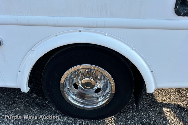 image for item EG0813 2017 Ford E350 Super Duty  shuttle bus