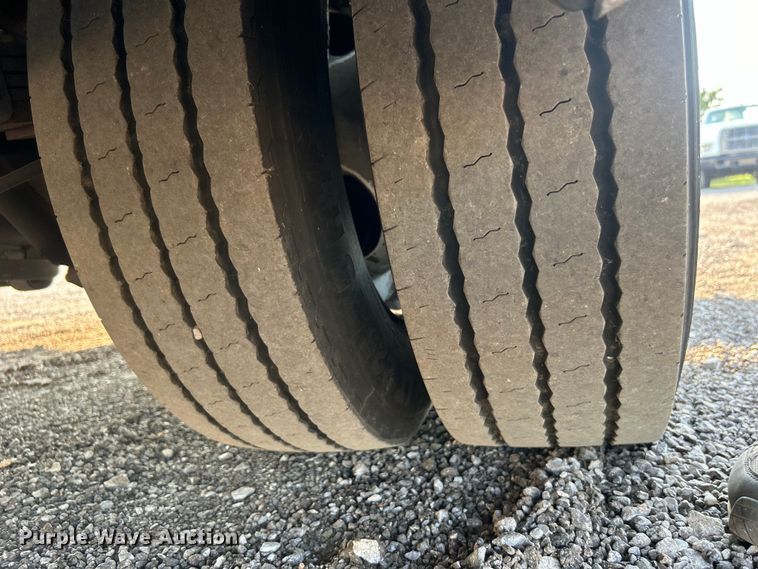 image for item EG0813 2017 Ford E350 Super Duty  shuttle bus