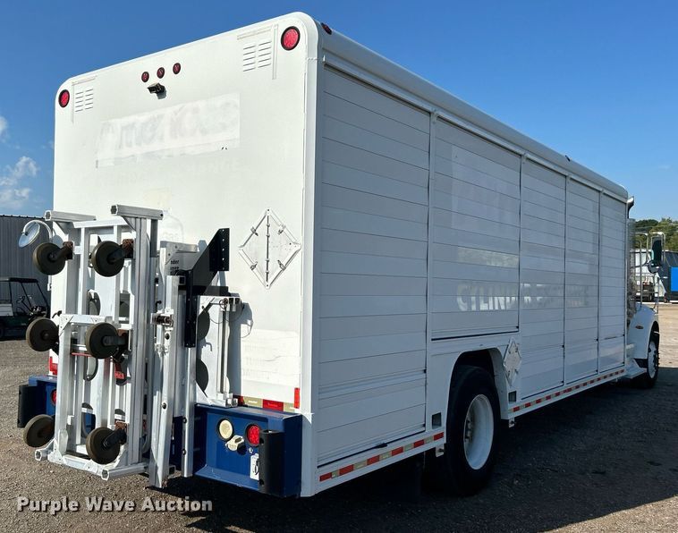 image for item EG1064 2013 Peterbilt  337 delivery truck