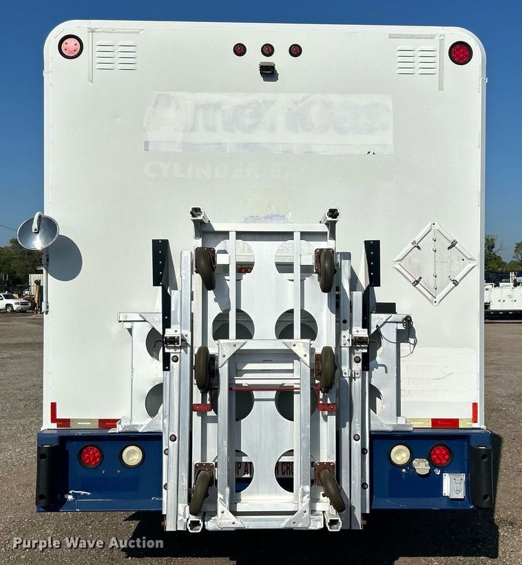 image for item EG1064 2013 Peterbilt  337 delivery truck