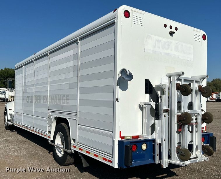 image for item EG1064 2013 Peterbilt  337 delivery truck