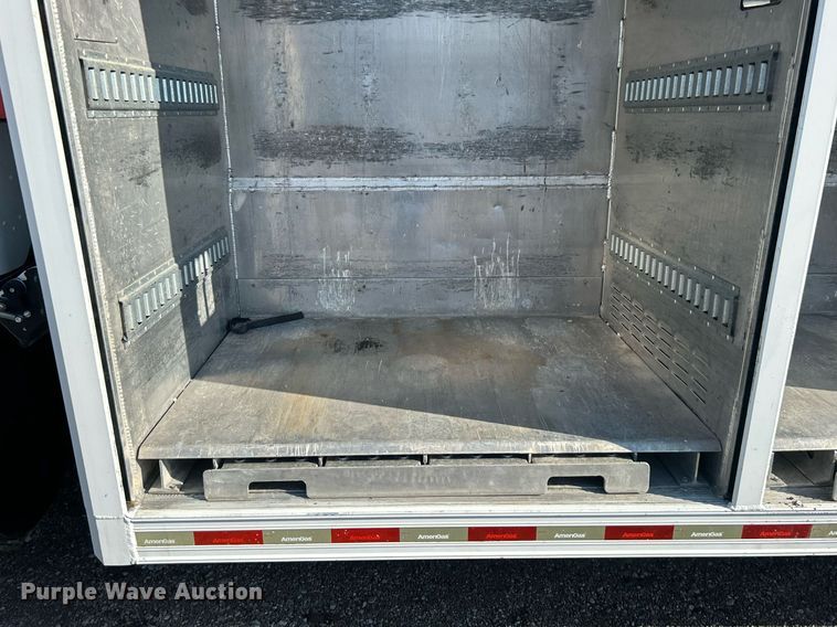 image for item EG1064 2013 Peterbilt  337 delivery truck