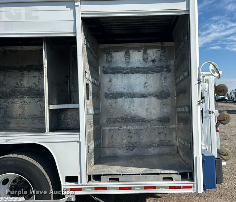 image for item EG1064 2013 Peterbilt  337 delivery truck