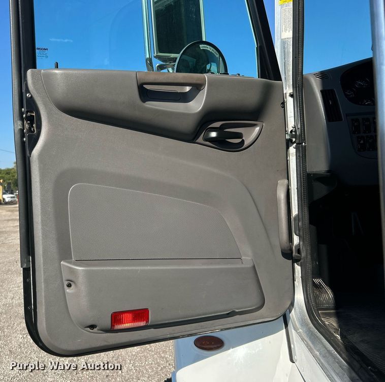 image for item EG1064 2013 Peterbilt  337 delivery truck