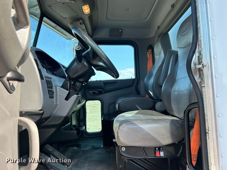 image for item EG1064 2013 Peterbilt  337 delivery truck