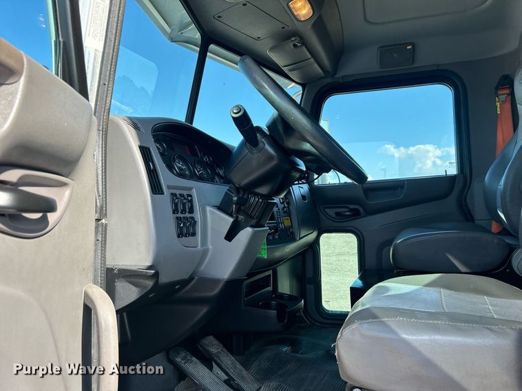 image for item EG1064 2013 Peterbilt  337 delivery truck