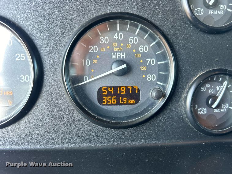 image for item EG1064 2013 Peterbilt  337 delivery truck