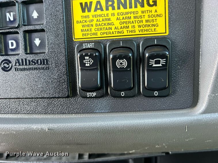 image for item EG1064 2013 Peterbilt  337 delivery truck