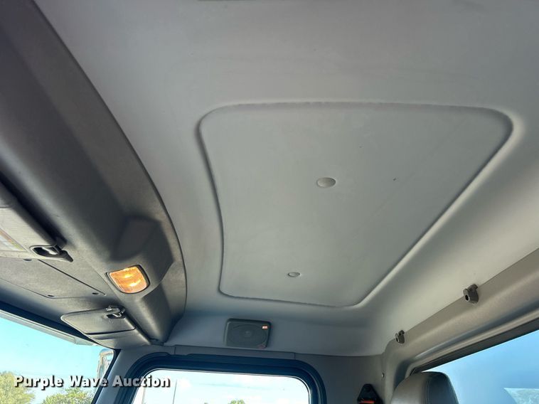 image for item EG1064 2013 Peterbilt  337 delivery truck