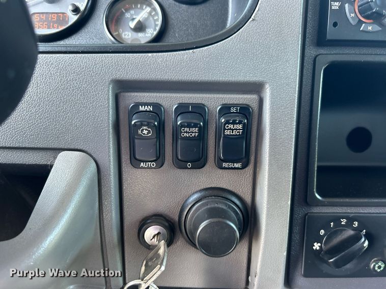 image for item EG1064 2013 Peterbilt  337 delivery truck