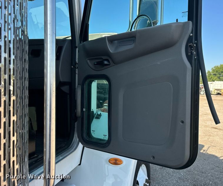 image for item EG1064 2013 Peterbilt  337 delivery truck