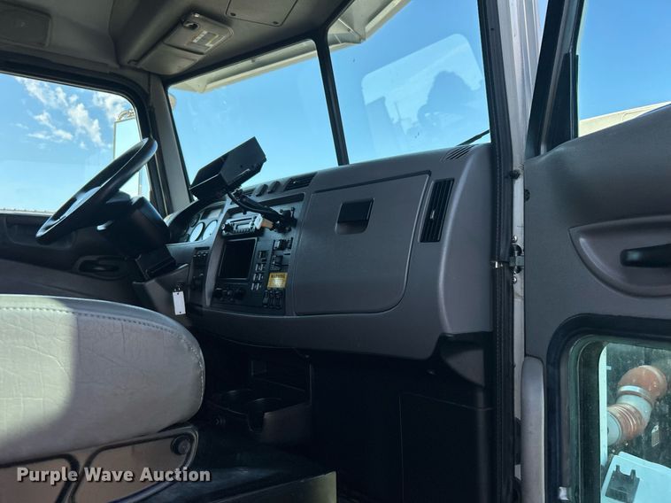 image for item EG1064 2013 Peterbilt  337 delivery truck