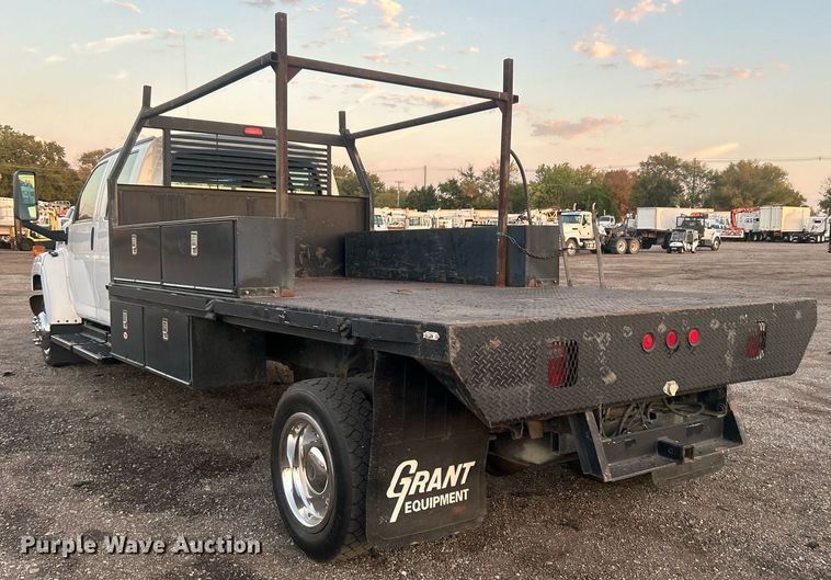 image for item EG1078 2004 GMC  C5500 Crew Cab flatbed truck