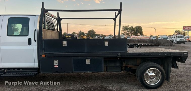 image for item EG1078 2004 GMC  C5500 Crew Cab flatbed truck