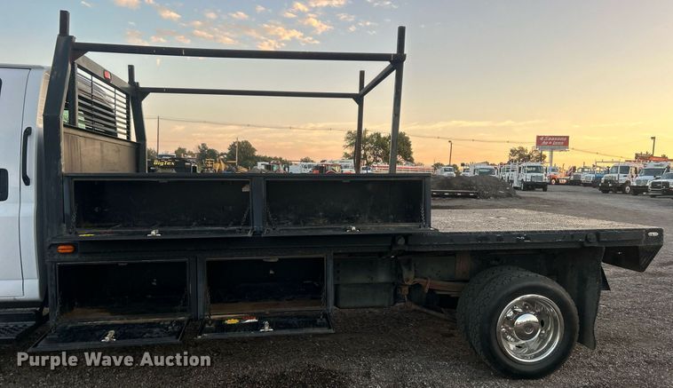 image for item EG1078 2004 GMC  C5500 Crew Cab flatbed truck