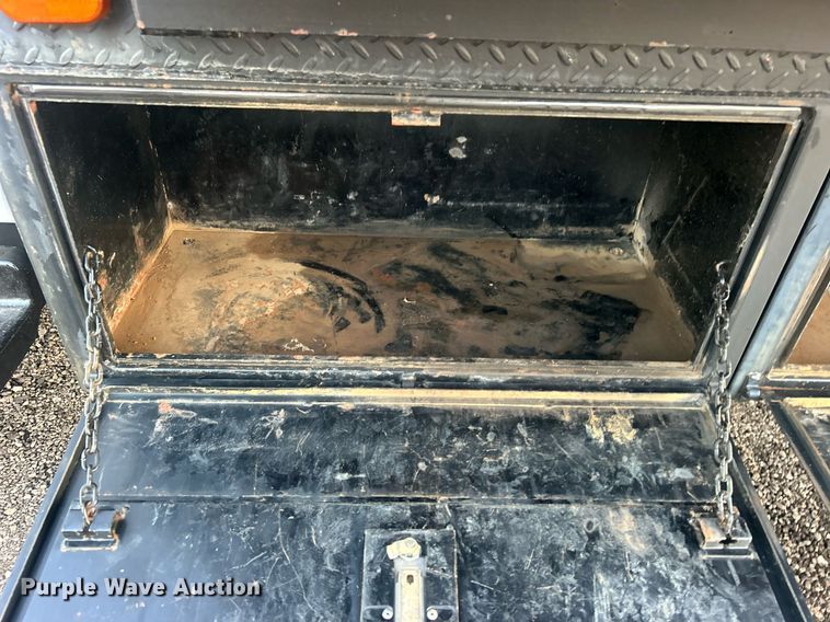 image for item EG1078 2004 GMC  C5500 Crew Cab flatbed truck