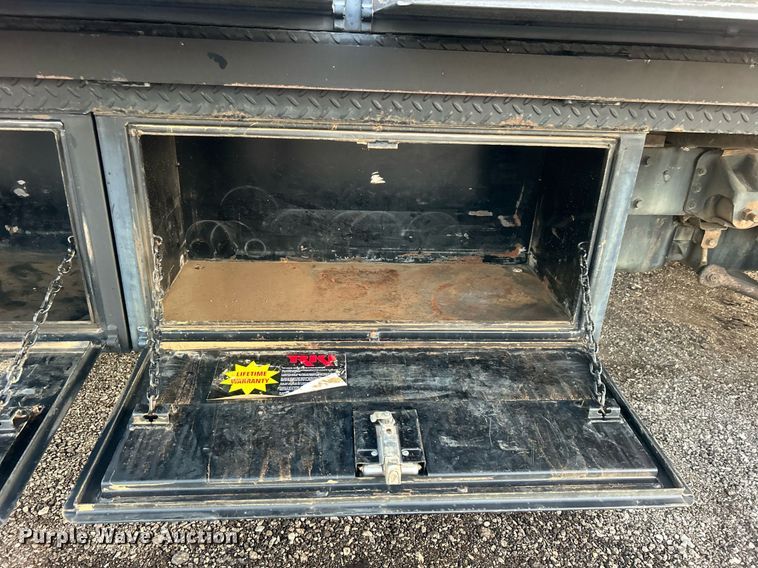 image for item EG1078 2004 GMC  C5500 Crew Cab flatbed truck