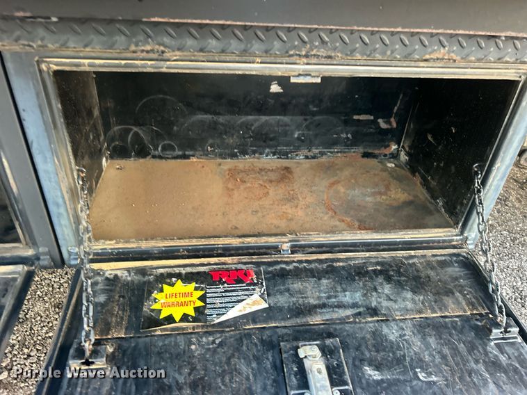 image for item EG1078 2004 GMC  C5500 Crew Cab flatbed truck