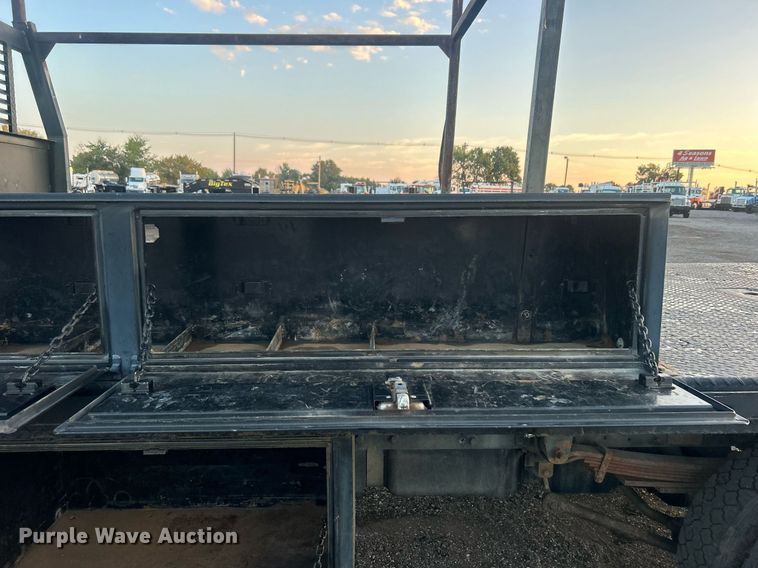 image for item EG1078 2004 GMC  C5500 Crew Cab flatbed truck