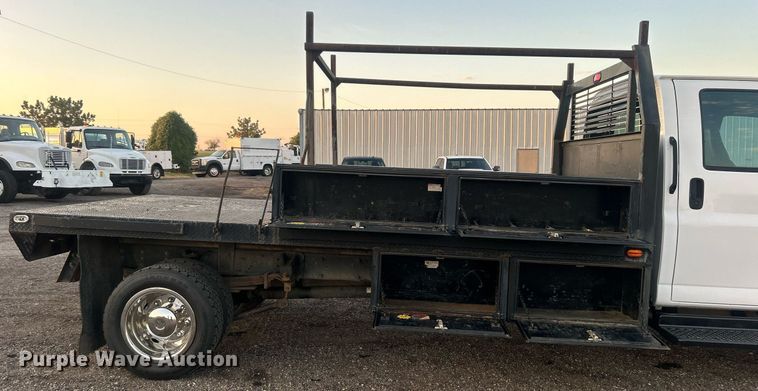 image for item EG1078 2004 GMC  C5500 Crew Cab flatbed truck