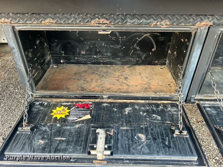 image for item EG1078 2004 GMC  C5500 Crew Cab flatbed truck