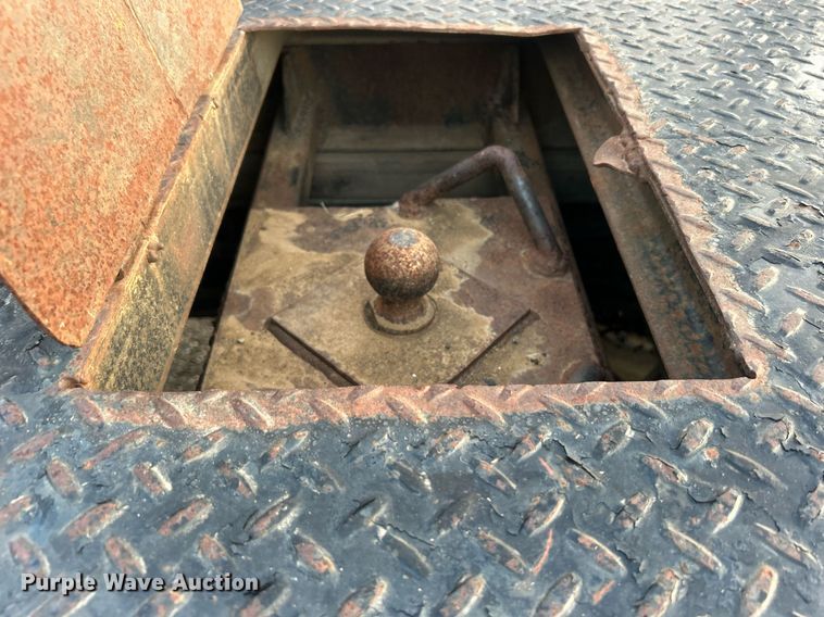 image for item EG1078 2004 GMC  C5500 Crew Cab flatbed truck