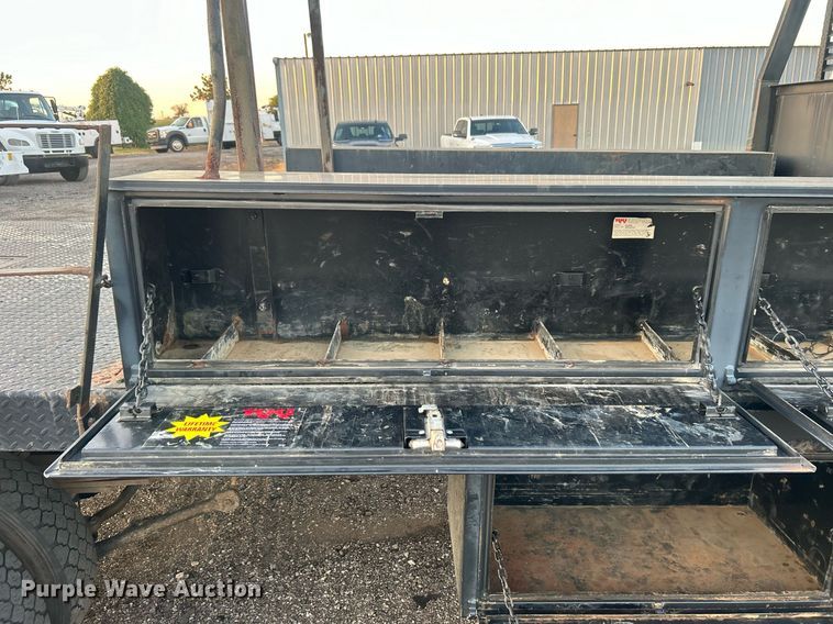 image for item EG1078 2004 GMC  C5500 Crew Cab flatbed truck