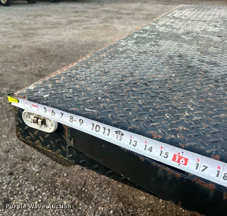 image for item EG1078 2004 GMC  C5500 Crew Cab flatbed truck