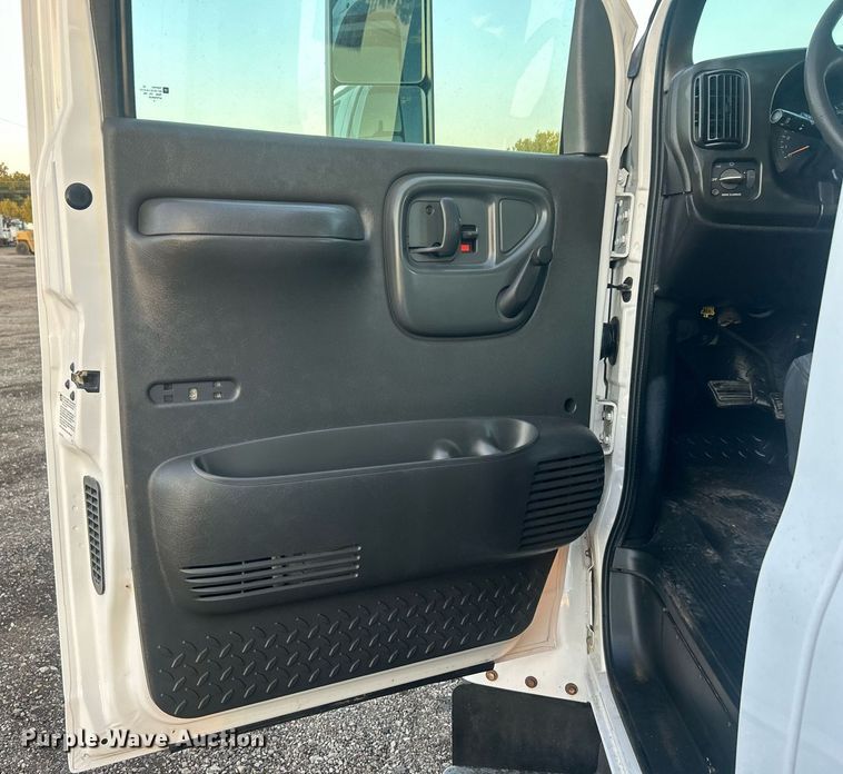 image for item EG1078 2004 GMC  C5500 Crew Cab flatbed truck