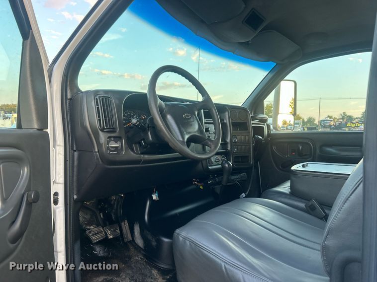 image for item EG1078 2004 GMC  C5500 Crew Cab flatbed truck