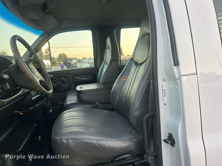 image for item EG1078 2004 GMC  C5500 Crew Cab flatbed truck