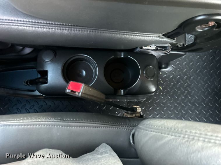 image for item EG1078 2004 GMC  C5500 Crew Cab flatbed truck