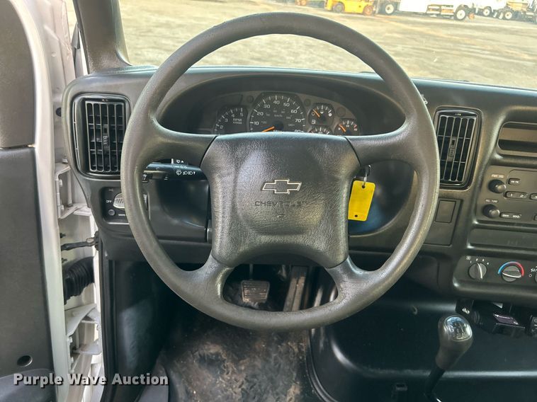 image for item EG1078 2004 GMC  C5500 Crew Cab flatbed truck