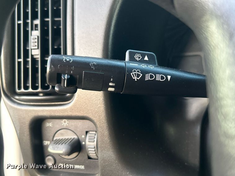 image for item EG1078 2004 GMC  C5500 Crew Cab flatbed truck