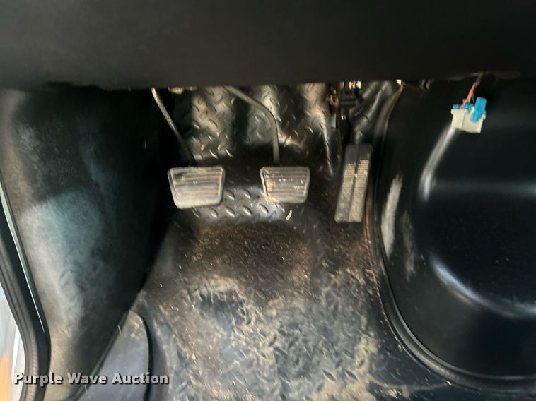 image for item EG1078 2004 GMC  C5500 Crew Cab flatbed truck