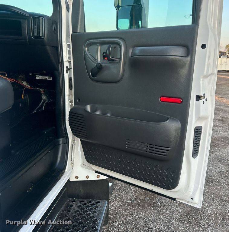 image for item EG1078 2004 GMC  C5500 Crew Cab flatbed truck