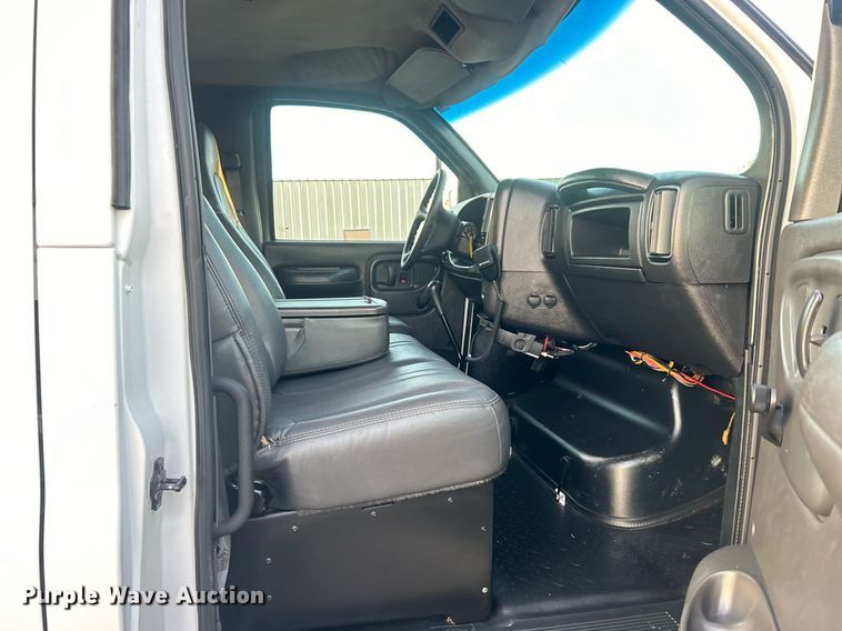 image for item EG1078 2004 GMC  C5500 Crew Cab flatbed truck