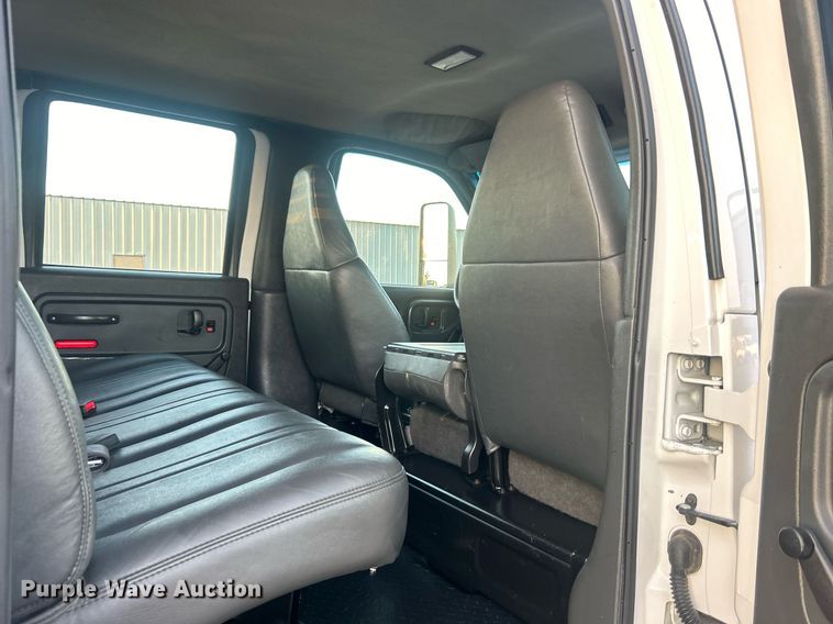 image for item EG1078 2004 GMC  C5500 Crew Cab flatbed truck