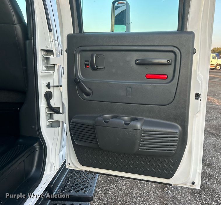 image for item EG1078 2004 GMC  C5500 Crew Cab flatbed truck