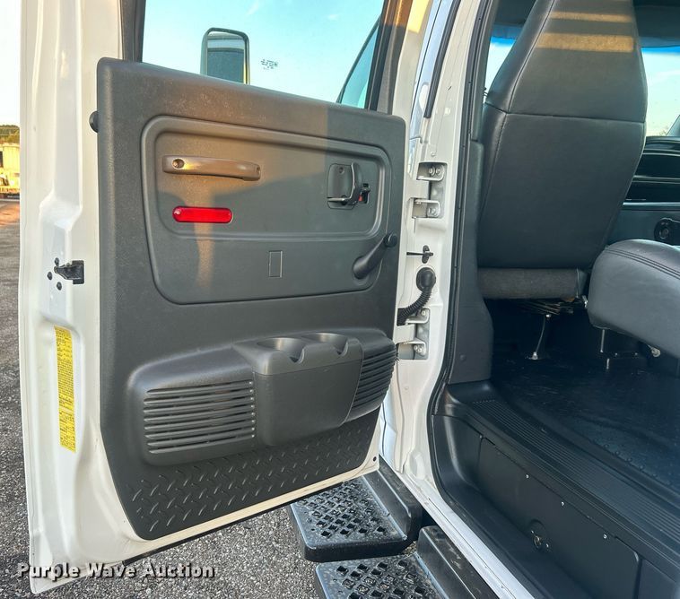 image for item EG1078 2004 GMC  C5500 Crew Cab flatbed truck