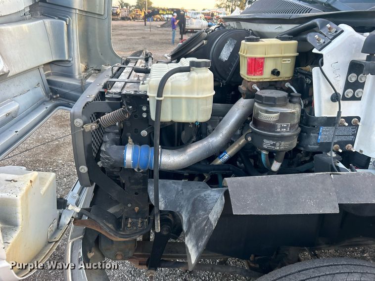 image for item EG1078 2004 GMC  C5500 Crew Cab flatbed truck