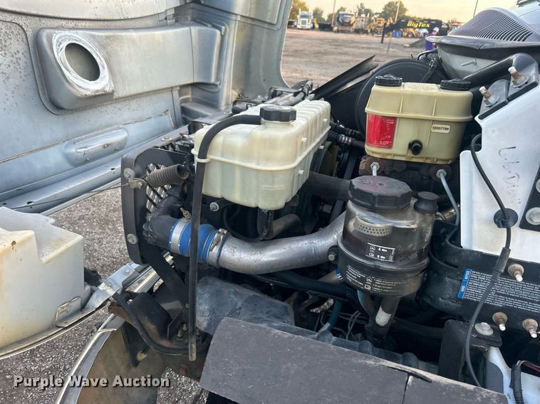 image for item EG1078 2004 GMC  C5500 Crew Cab flatbed truck