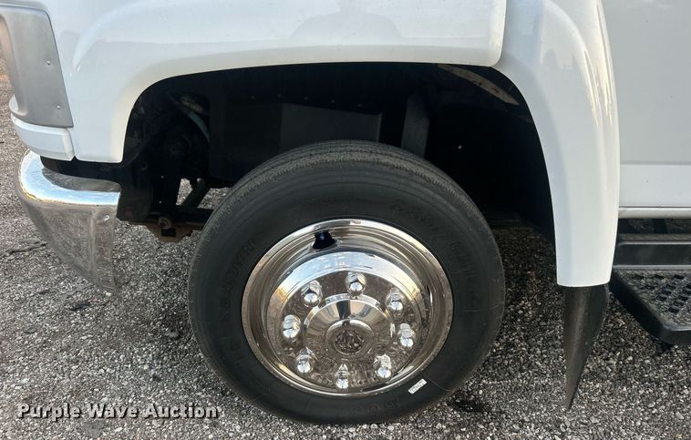 image for item EG1078 2004 GMC  C5500 Crew Cab flatbed truck