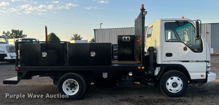 image for item EG1079 2006 Isuzu NPR flatbed truck