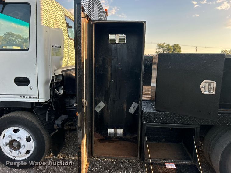 image for item EG1079 2006 Isuzu NPR flatbed truck