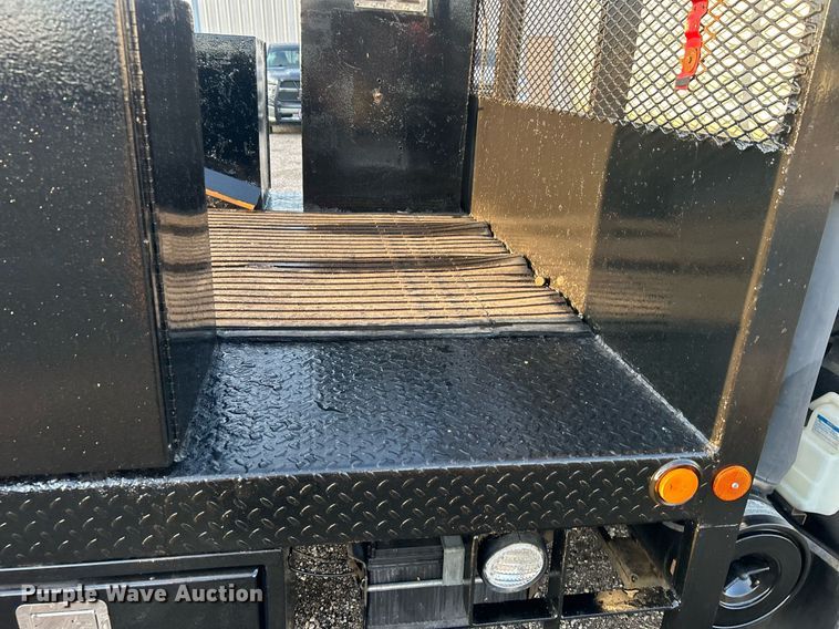 image for item EG1079 2006 Isuzu NPR flatbed truck