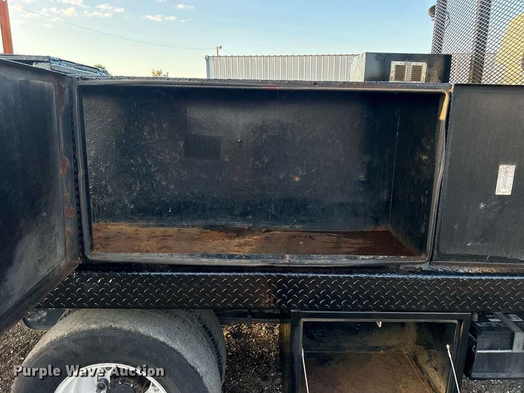 image for item EG1079 2006 Isuzu NPR flatbed truck