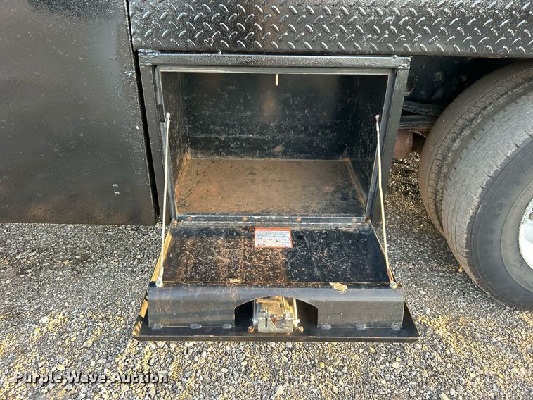 image for item EG1079 2006 Isuzu NPR flatbed truck